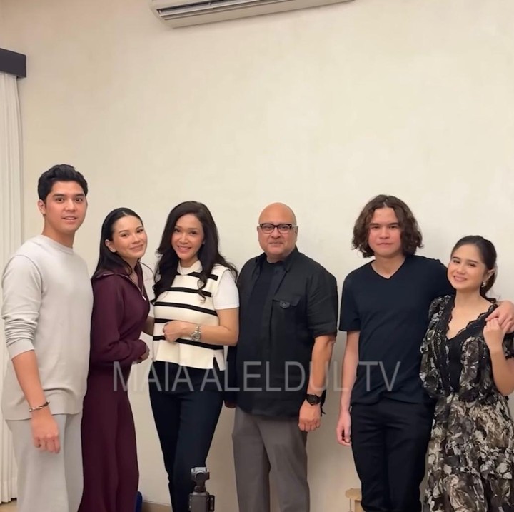 <p>Alyssa Daguise dan Al Ghazali resmi mengikat janji sucinya pada 16 Juni 2025. Lima bulan setelah menikah, pasangan ini memutuskan untuk berangkat umrah bersama. Tidak hanya berdua, mereka pergi bersama keluarga Al Ghazali, yakni Maia Estianty, Irwan Mussry, dan El Rumi. (Foto: Youtube @maiaaleldultv)</p>