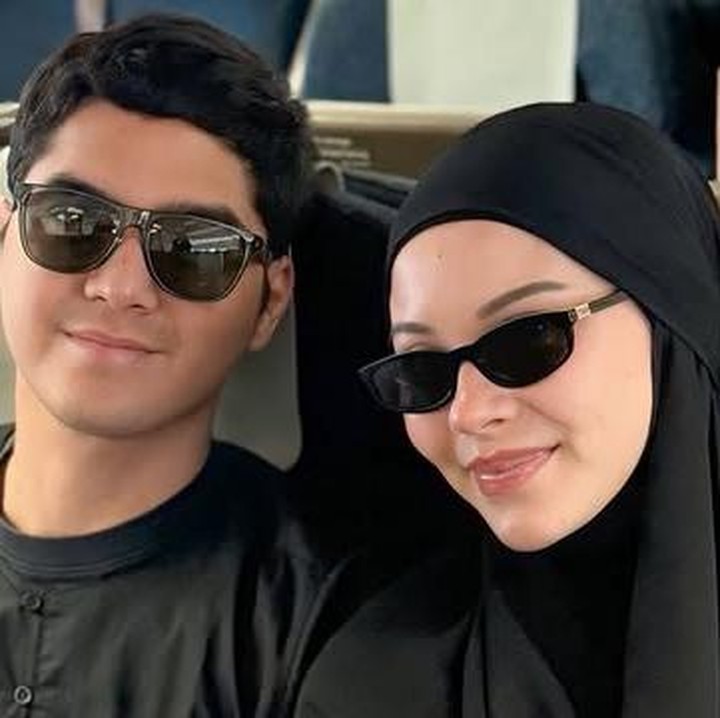 <p>Melihat dari salah satu potretnya, terlihat Alyssa dan Al kompak mengenakan pakaian muslim. Alyssa tampil cantik dengan gamis dan khimar hitam, sementara Al memakai gamis yang berwarna senada. (Foto: Instagram @maiaestiantyreal)</p>