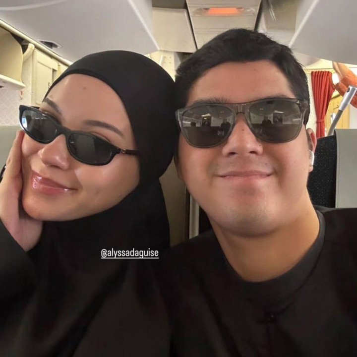 <p>Dalam unggahan lainnya, Alyssa turut membagikan foto <em>selfie</em>-nya bersama sang suami dalam perjalanannya ke Madinah. <em>&ldquo;Bismillah otw</em> Madinah,&rdquo; ungkapnya. (Foto: Instagram @alyssadaguise)</p>