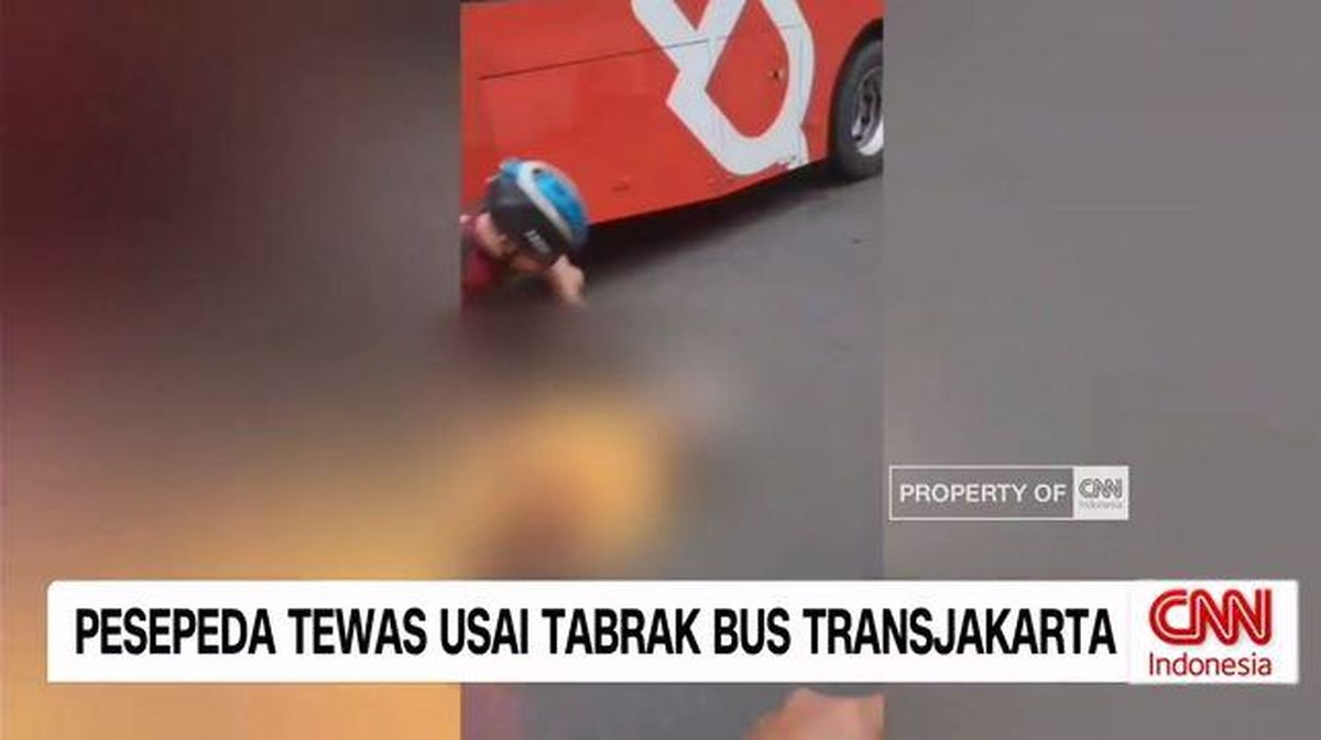 VIDEO: Pejabat SKK Migas Tewas Usai Sepedanya Menabrak Bus TransJ