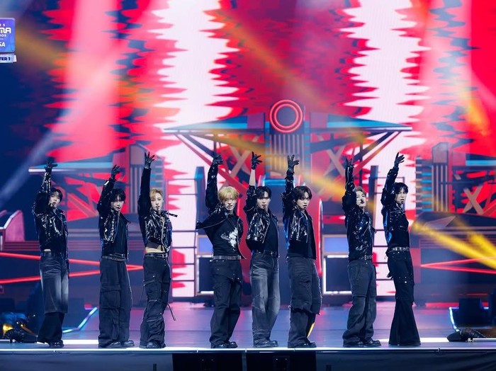 Sebelum memulai debut, ALPHA DRIVE ONE tampil perdana di ajang penghargaan musik bergengsi yaitu MAMA Awards 2025 pada akhir November lalu.