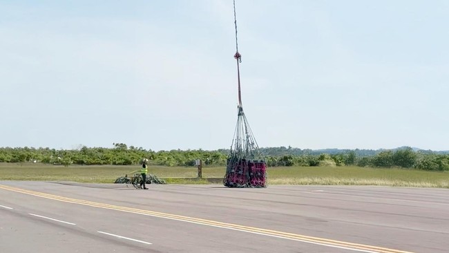 Pertamina menggunakan helikopter untuk distribusi LPG ke Bener Meriah guna memastikan pasokan energi bagi masyarakat terdampak bencana dengan metode sling load.