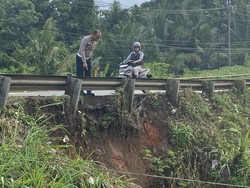 Waspada Tepian Jalintim Palembang-Betung Tergerus Longsor