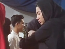 Interaksi Disorot, Ini 7 Momen Pertemuan Azizah Salsha & Pratama Arhan Usai Cerai