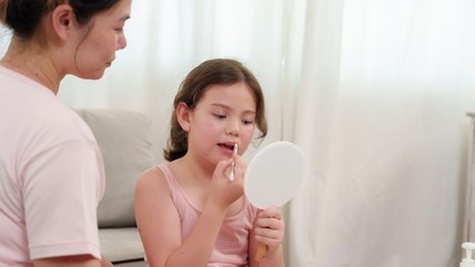 15 Rekomendasi Lip Balm Natural untuk Anak, Melindungi Bibir saat Aktivitas Sekolah