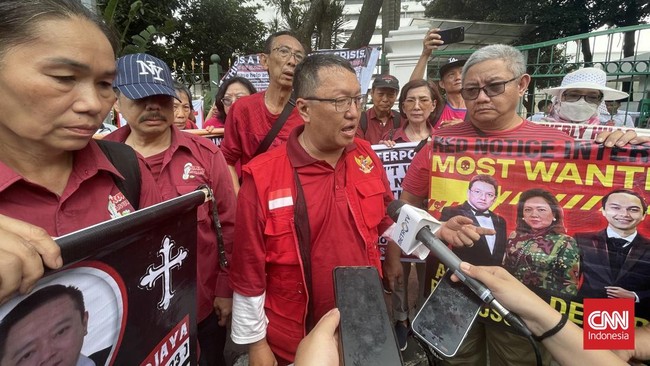Aliansi Korban WanaArtha Life menggelar aksi damai di Kedutaan Besar AS dan Kementerian Luar Negeri RI (Kemlu) pada Rabu (10/12).