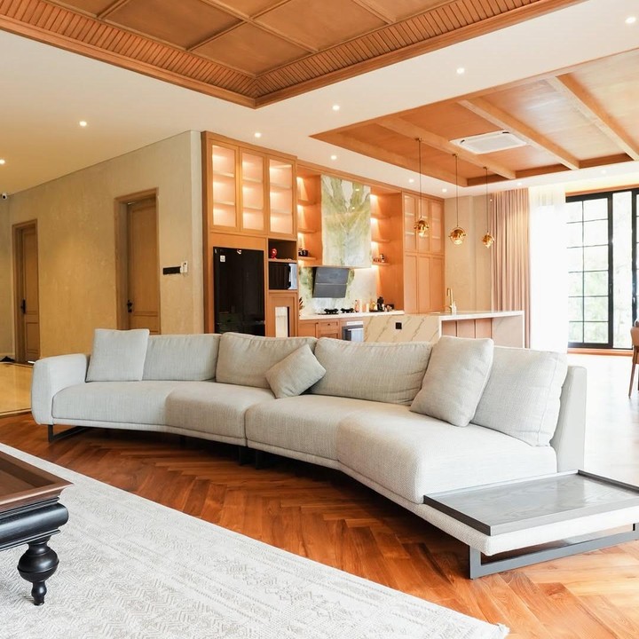 <p>Ruangan lain yang juga mencuri perhatian adalah ruang tamu. Di ruangan ini, Zaskia dan Irwansyah masih menggunakan bahan kayu cokelat untuk mendominasi dinding, lantai hingga plafon. Keduanya meletakkan sofa putih besar di tengah ruangan. Di ruangan utama ini, Zaskia dan Irwansyah juga menggabungkan ruang tamu dengan dapur bersih yang dikelilingi jendela besar untuk memberikan cahaya penerangan alami. (Foto: Instagram @zaskiasungkar15)</p>