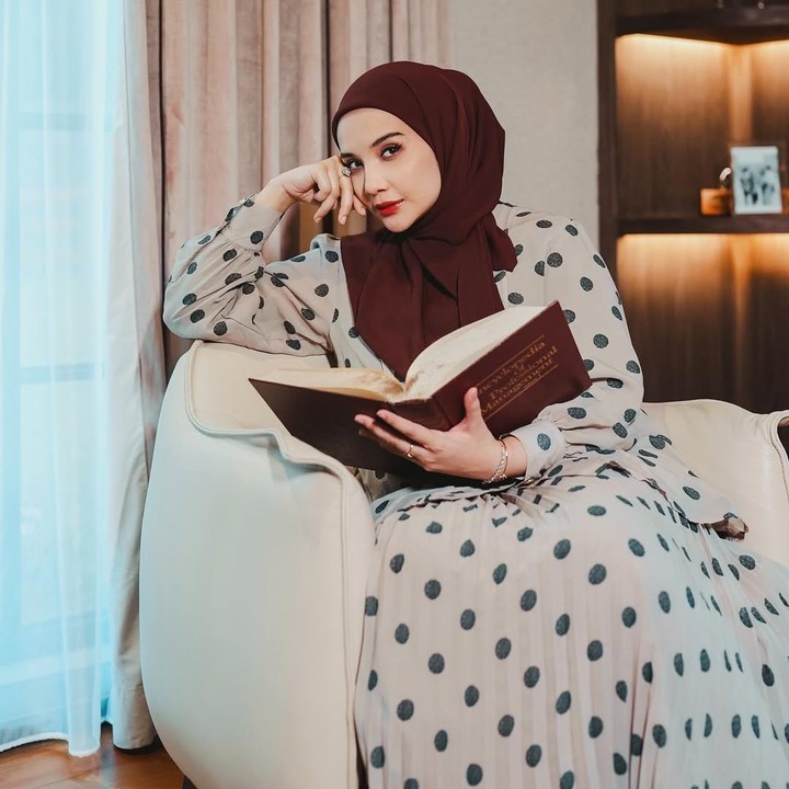 <p>Artis Zaskia Sungkar&nbsp;belum lama ini menunjukkan desain interior rumah barunya di Instagram. Rumah Zaskia dan suaminya Irwansyah ini terlihat begitu <em>homey</em> dengan konsep semi minimalis dan modern yang mewah. (Foto: Instagram @zaskiasungkar15)</p>