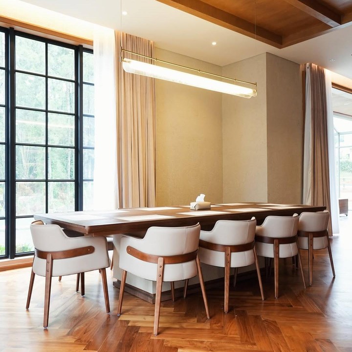 <p>Di dekat ruang tamu, Zaskia meletakkan meja makan besar dengan desain mewah dan elegan. Meja makan lengkap dengan&nbsp;kursi ini didominasi warna putih dengan corak kayu cokelat. Sama seperti ruang ramu, di ruang makan ini, Zaskia dan suami juga membuat jendela besar yang mengarah ke halaman rumah. (Foto: Instagram @zaskiasungkar15)</p>