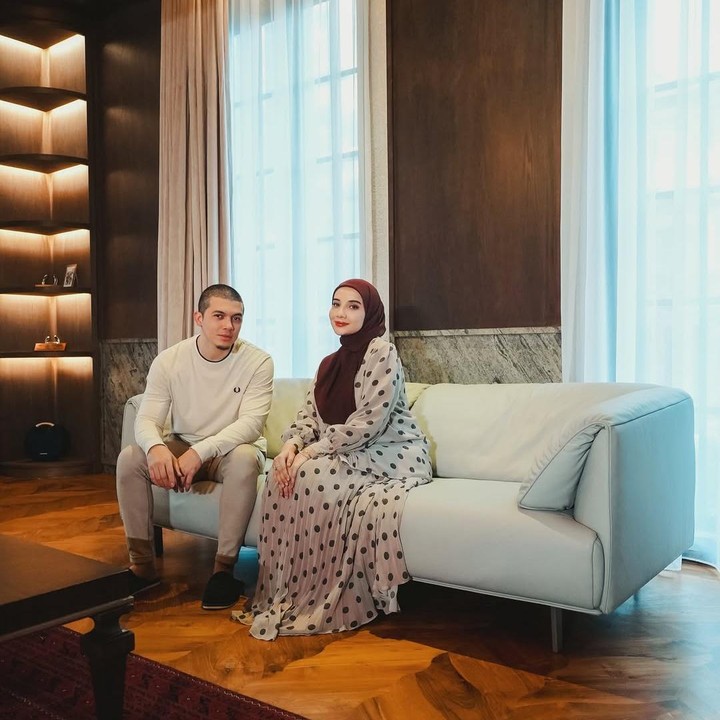 <p>Artis Zaskia Sungkar baru-baru ini menunjukkan desain interior rumah barunya di Instagram. Rumah baru Zaskia dan suaminya Irwansyah ini terlihat begitu homey dengan konsep semi minimalis dan modern. (Foto: Instagram @zaskiasungkar15)</p>