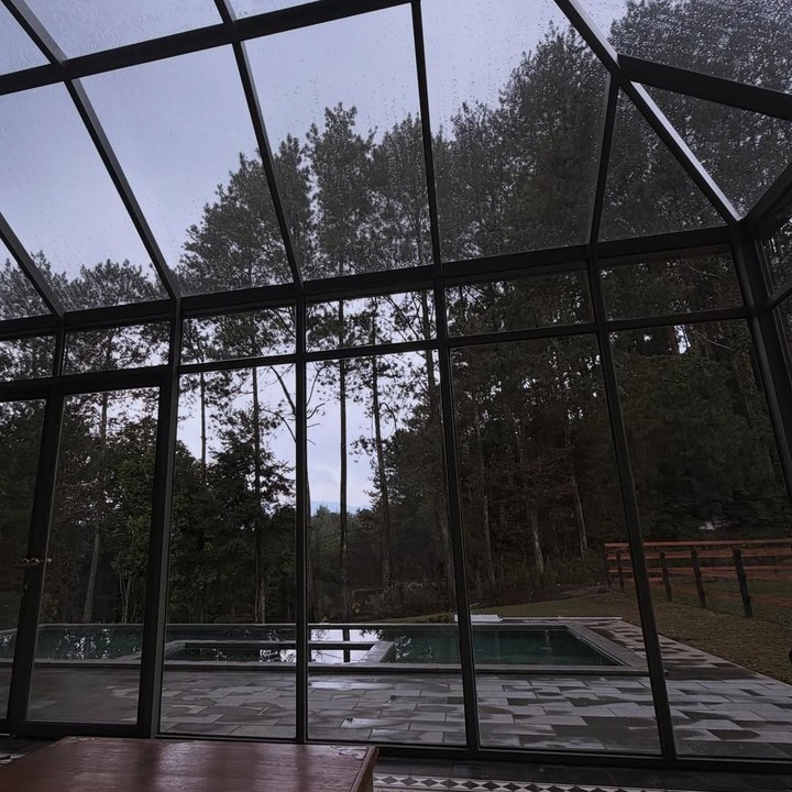 <p>Di halaman rumahnya, Zaskia membangun kolam renang yang dikelilingi pepohonan asri. Kolam renang ini dipisahkan oleh kaca besar sebagai dinding, jendela, dan atap, yang berfungsi sebagai pembatas bagian dalam dan luar rumah. (Foto: Instagram @zaskiasungkar15)</p>