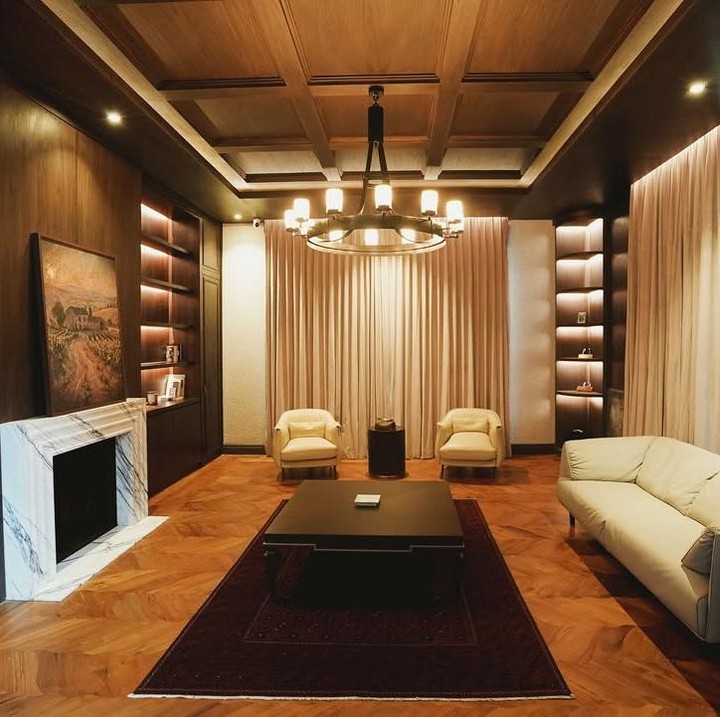 <p>Interior rumah baru Zaskia ini banyak didominasi bahan kayu cokelat. Misalnya di ruang keluarga ini, Zaskia menggunakan dinding, lantai, hingga plafon dari bahan kayu cokelat. Di ruangan ini, Zaskia dan sang suami membangun tempat perapian dari marmer putih dan meletakkan sofa berwarna ivory yang besar di dekat jendela. (Foto: Instagram @zaskiasungkar15)</p>