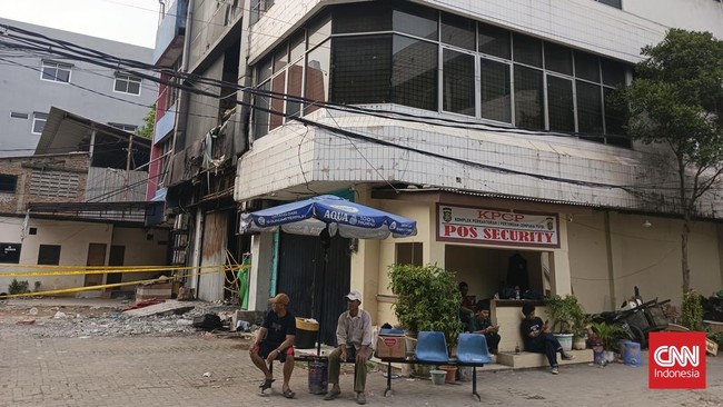 Penjaga keamanan Gedung Terra Drone menyebut proses evakuasi korban kebakaran sulit dilakukan lantaran asap pekat dengan bau menyengat memenuhi lantai 1 gedung.