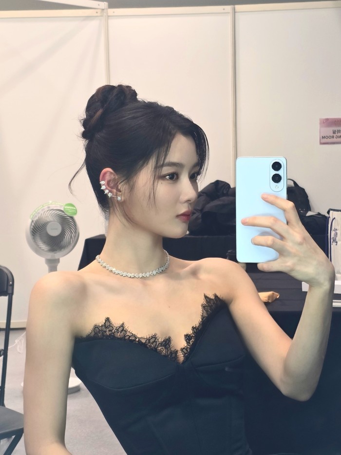 Selain pikat hati fans dan warganet, Kim Yoo Jung juga sukses bikin mereka bangga! Ya, ia berhasil memenangkan penghargaan Best Artist (Actor) serta Legendary Couple bersama Park Bo Gum, lawan mainmya di ‘Love in the Moonlight’./ Foto: x.com/awesome_ent_