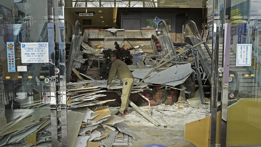 Seorang pekerja membersihkan bagian dalam fasilitas komersial di Hachinohe di Prefektur Aomori, timur laut Jepang, 9 Desember 2025, setelah gempa bumi kuat pada malam sebelumnya, dalam foto yang diambil oleh Kyodo. (Mandatory credit Kyodo/via REUTERS)