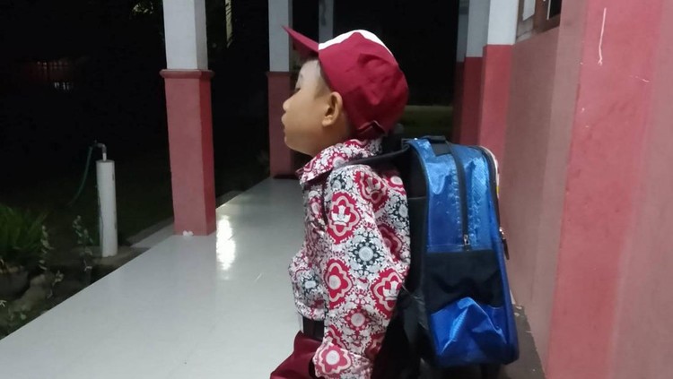 Siswa SD bernama Farel &lpar;7&rpar; di Kabupaten Sigi&comma; Sulawesi Tengah &lpar;Sulteng&rpar; viral di media sosial &lpar;medsos&rpar; karena berangkat ke sekolah pukul 03&period;00 Wita&period;