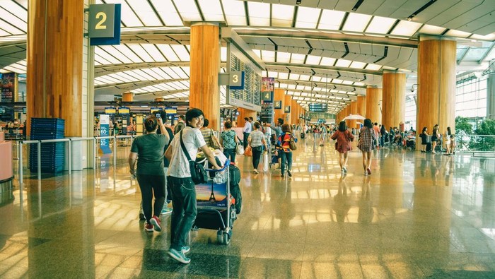 Syarat masuk Singapura makin ketat. Turis yang berpotensi menimbulkan ancaman dan pernah dilarang masuk Singapura akan ditolak pergi baik melalui penerbangan ataupun kapal.