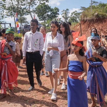 Eks Desainer Lady Gaga Donasikan Penjualan Perhiasan untuk Anak-Anak di NTT