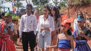 Eks Desainer Lady Gaga Donasikan Penjualan Perhiasan untuk Anak-Anak di NTT