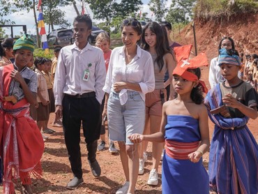 Eks Desainer Lady Gaga Donasikan Penjualan Perhiasan untuk Anak-Anak di NTT