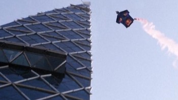 Momen Atlet Wingsuit Melintas Menara Kembar WTC Bahrain