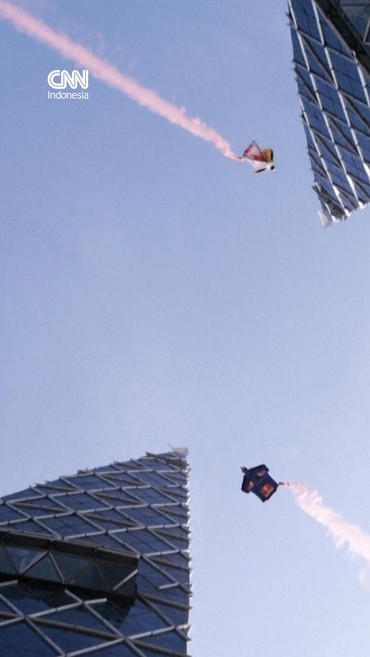 Momen Atlet Wingsuit Melintas Menara Kembar WTC Bahrain