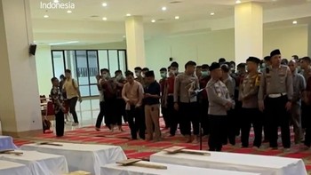 Momen Pemakaman Massal Puluhan Korban Banjir Bandang Sumbar di Padang