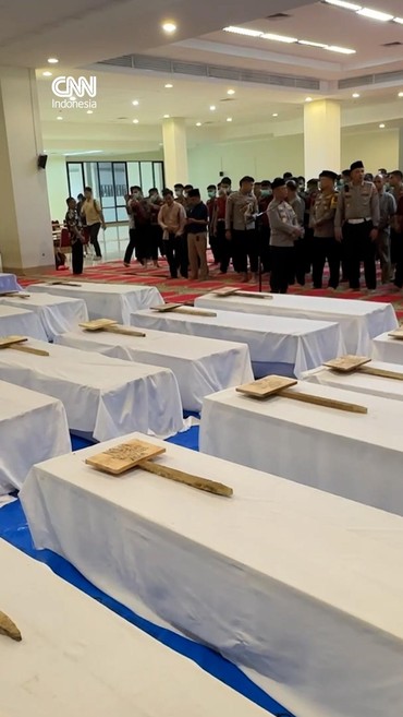 Momen Pemakaman Massal Puluhan Korban Banjir Bandang Sumbar di Padang