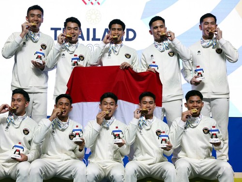 Southeast Asian Games - Badminton - Men's Team Finals  - Gymnasium 4, Thammasat University Rangsit Campus, Pathum Thani, Thailand - December 10, 2025 Indonesia players celebrate on the podium after winning the Gold medal in the men's team finals REUT