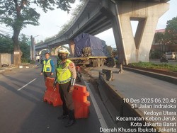 Truk Muatan Kaca Tabrak Separator Busway di Jl Daan Mogot, Lalin Sempat Macet