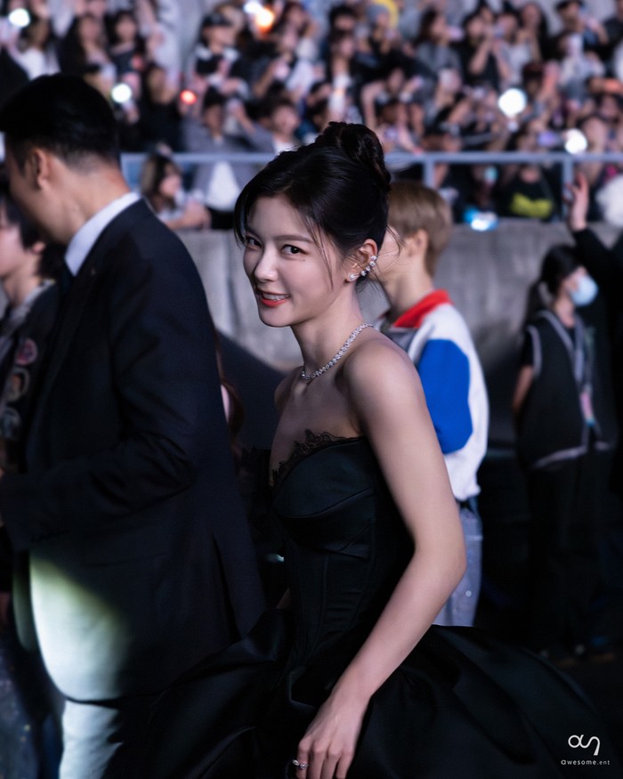 Ya, ia masuk dalam actor lineup AAA 2025 bersama para aktor dan aktris lainnya seperti Lee Jun Ho 2PM, yang juga merupakan salah satu pembawa acara awards ceremony itu, serta Cha Joo Young./ Foto: x.com/awesome_ent_