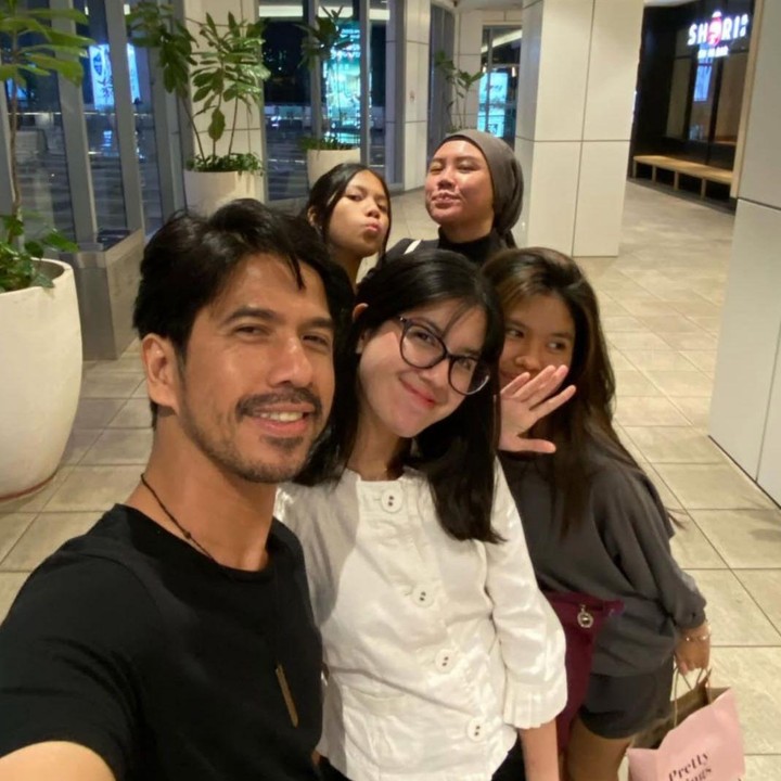 <p>Aktor Ariyo Wahab terlihat pulang ke kampung halamannya di Makassar, beberapa waktu lalu. Pria 51 tahun ini mengajak sang istri, Milasari Wardhani, dan ketiga anaknya yang kini sudah beranjak dewasa, Bunda. Ketiga putrinya adalah Kyra Wahab, Jaimie Wahab, dan Sabine Wahab. (Foto: Instagram @ariyowahab)</p>