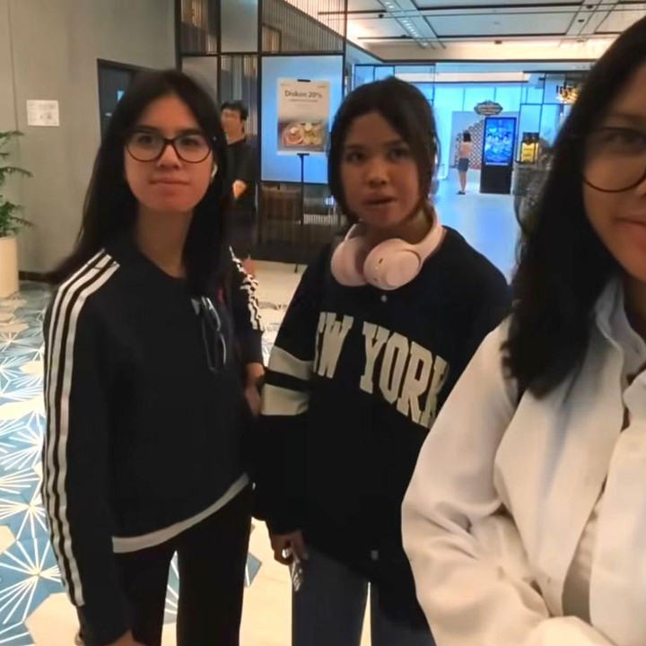 <p>Sebelum bertolak ke kampung halaman, ketiga anak Ariyo Wahab tampak begitu antusias. Mereka sudah tidak sabar ingin mencicipi kuliner khas Makassar. Nah setibanya di sana, Ariyo pun langsung mengajak keluarganya untuk menikmati Coto Makassar. Momen ini pun dibagikan Ariyo langsung melalui Instagramnya. (Foto: Instagram @ariyowahab)</p>