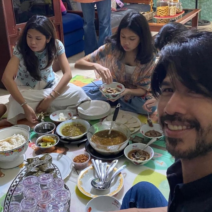 <p>Tidak berselang lama, Ariyo Wahab langsung silaturahmi ke rumah saudaranya yang berada di Makassar. "Meneruskan tradisi keluarga dari orang tuaku jaman dulu. Membawa anak-anak pulang ke Makassar. Biar mereka merasakan suasana kota Makassar, bertemu dengan sodara-sodara yang tertua sampai yang termuda, mencicipi makanan-makanan langsung di tempat aslinya dan membaur dengan kultur," tulis Ariyo lewat Instagramnya. (Foto: Instagram @ariyowahab)</p>