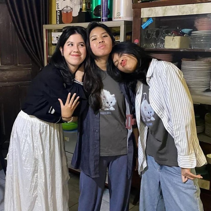 <p>Ariyo juga berbagi cerita lucu ketika ketiga putrinya terkejut melihat sumur tua yang terdapat di rumah sang tante. "Gua orang Makassar asli. Dari zaman dahulu, sering kalau pulang sekolah itu di rumah masih ada sumur. Jadi, kita mandinya di sumur, terus kita narik pakai gayung. Nah, di Jakarta enggak ada budaya&nbsp;kayak gitu. Terus, tiba-tiba kepikiran untuk mengajak anak pulang kampung ke Makassar. Akhirnya, rumah tante yang masih ada sumur, aku suruh anak-anak ke sini, terus anakku bilang, 'Hah apa ini Ayah?' ungkap Ariyo dalam acara <em>For Your Pagi (FYP)</em> dikutip dari Instagram <em>@fyp_trans7</em>. (Foto: Instagram @ariyowahab)</p>