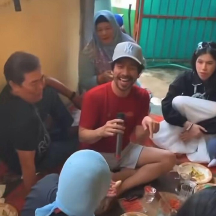 <p>Selama berada di kampung halaman, keluarga Ariyo Wahab tampak begitu <em>happy</em> dalam menghabiskan waktunya bersama. Seperti terlihat pada salah satu unggahannya, Ariyo terlihat bernyanyi bareng&nbsp;keluarganya, Bunda.&nbsp;(Foto: Instagram @ariyowahab)</p>