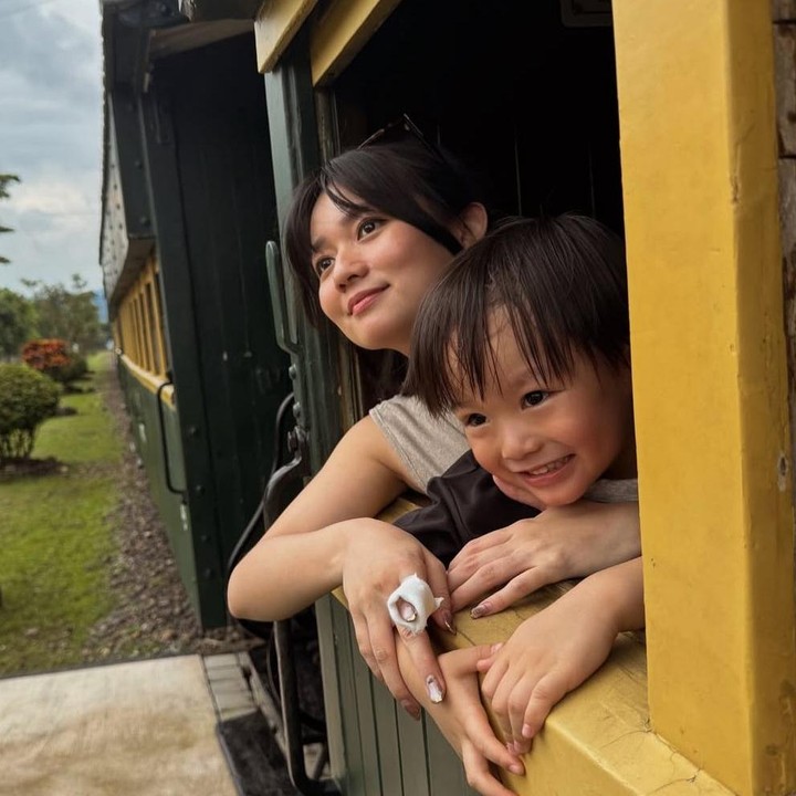 <p>Melalui laman Instagramnya, Stella sering membagikan berbagai potret kebersamaannya dengan sang putra, mulai dari jalan-jalan hingga momen liburan, Bunda. Pada salah satu potretnya, Si Kecil ini tampak begitu <em>happy</em> saat pergi liburan menaiki kereta tua bersama sang Bunda. (Foto: Instagram @stellarcor)</p>