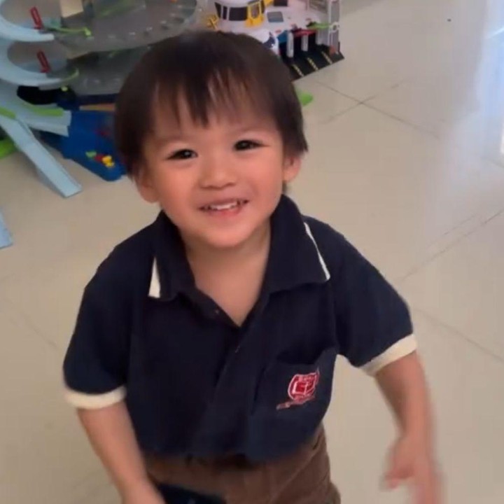 <p>Tingkah lucu Avery sering kali membuat netizen terhibur nih, Bunda. Usut punya usut, kelucuan putra semata wayang Stella ini ternyata menurun dari sang Ayah. Seperti pada potretnya kali ini, saat Avery dijahili oleh sang Ayah yang memakai kostum spiderman. Bukannya menangis, ia justru tertawa lepas, Bunda. Melihat momen tersebut, warganet pun ikut dibuat gemas. "Avery gemes banget dan lucu banget ketawanya," kata @nau****. "Lucu, kemiripan Ayah dan anak laki-lakinya," tulis @jas****. ""Lucu bangettt," tambah @arb****. (Foto: Instagram @stellarcor)</p>