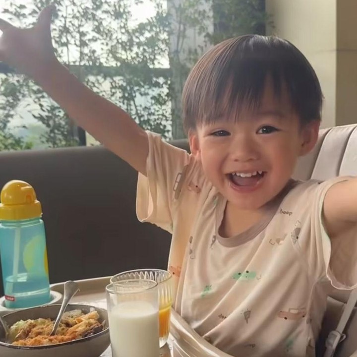 <p>Pada momen lain, ketika Stella sedang minum jamu beras kencur, Avery sempat penasaran dan ikut mencoba. Tapi&nbsp;ternyata, ia kurang suka dengan rasanya, Bunda.&nbsp;Namun, saat mencicipi jamu kunyit asem, Avery justru langsung suka, lho. "Avery suka banget. Avery enggak batuk sekarang," kata Avery lewat unggahan di Instagram <em>@stellarcor.</em> "Semuanya mau dicoba sama dia," tulis Stella menilik dari <em>caption</em>-nya. (Foto: Instagram @stellarcor)</p>