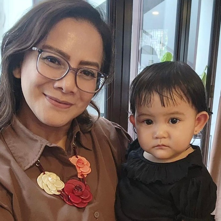 <p>Tidak hanya kedua orang tuanya saja, sang nenek, Memes, juga sering membagikan momen kebersamaannya dengan Kimova di Instagram. Bahkan, Si Kecil ini pun cukup sering bermain bersama neneknya. (Foto: Instagram @memes605)</p>