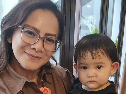 5 Potret Menggemaskan Kimova Anak Kevin Aprilio, Seru Main Bareng Sang Nenek Memes