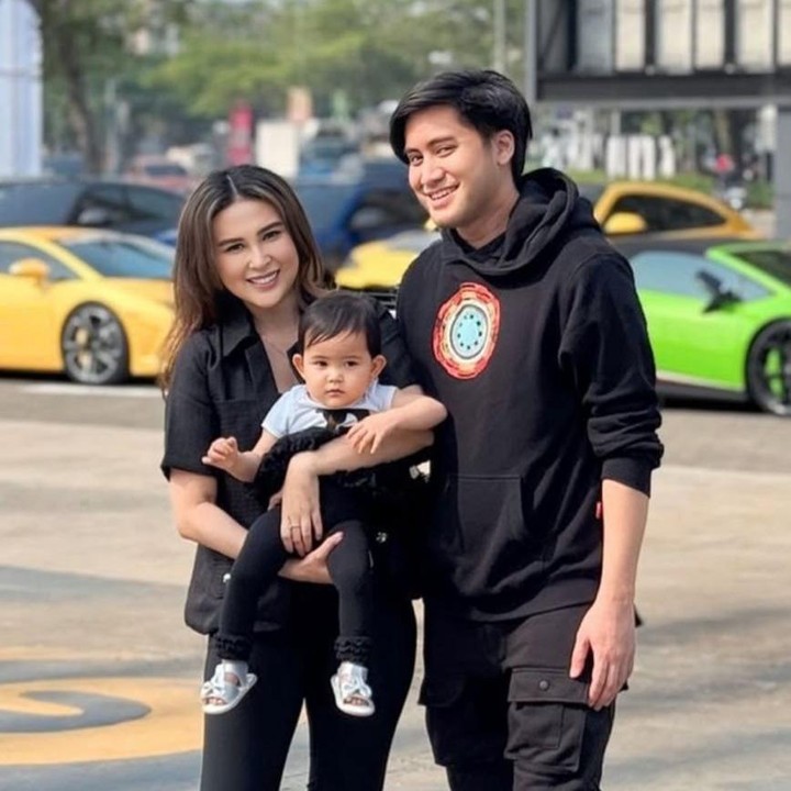 <p>Kevin Aprilio dan Vicy Melanie kini tengah menikmati momen bahagianya sebagai orang tua dari anak pertamanya, yakni Kimova Dasha Aprilio. Kehadiran Kimova kini menjadi pelengkap perjalanan rumah tangga mereka, Bunda. (Foto: Instagram @kevinaprilio)</p>