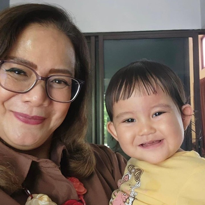 <p>Melihat dari salah satu unggahannya, Kimova terlihat bermain bersama sang nenek di hari libur. "Minggu ini main bareng <em>@kimovadashaaprilio</em>. Senangnya <em>unboxing</em> dia. Selamat akhir pekan, onty angkel oma opa," tulis Memes melalui Instagramnya. (Foto: Instagram @memes605)</p>