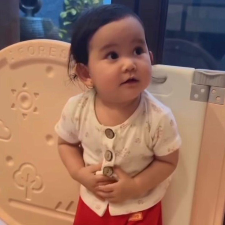 <p>Di usianya yang kini baru satu tahun, Kimova ternyata sudah pandai berdiri tegak. Hal ini terlihat jelas dari salah satu video yang diunggah oleh sang nenek, Memes. "<em>Baby @kimovadashaaprilio</em> sudah mulai berdiri tidak pegangan. Sebentar lagi pasti mulai Jalan nih," ungkap Memes lewat Instagram. (Foto: Instagram @kevinaprilio)</p>