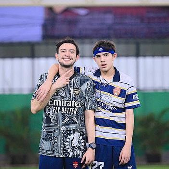 <p>Arsen diketahui sangat dekat dengan ayahnya. Remaja 14 tahun ini bahkan memiliki hobi yang sama dengan sang ayah, yakni bermain sepak bola. Rifky pernah membagikan potretnya saat bermain sepak bola dengan Arsen. (Foto: Instagram @rifkybalweel)</p>