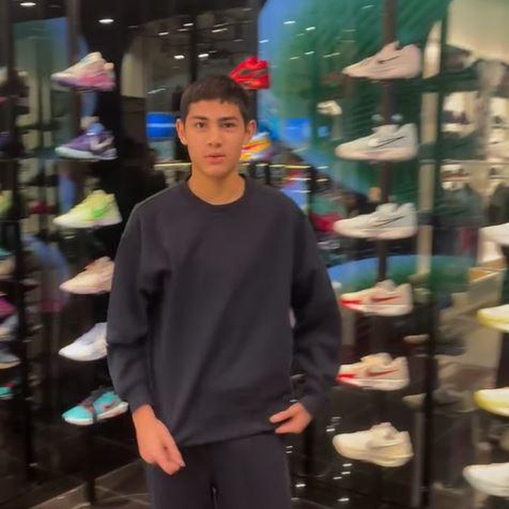 <p>Baru-baru ini, penampilan Arsen mencuri perhatian publik. Selain tumbuh menjadi remaja yang tampan, penampilan fisik Arsen banyak menjadi perbincangan. Tinggi badan Arsen saat ini sudah melebih sang ayah. (Foto: Instagram @rifkybalweel)</p>