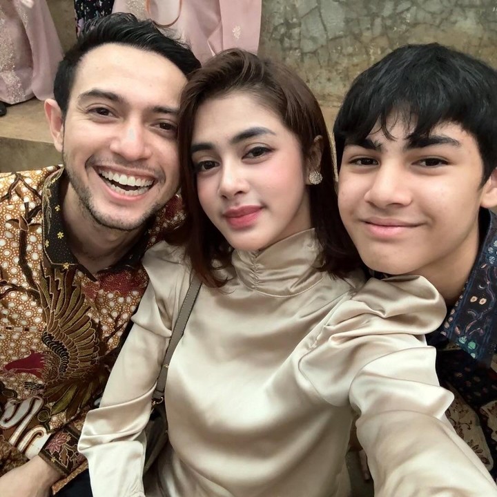 <p>Arsen merupakan anak Rifky Balwell dari pernikahan yang berakhir cerai dengan Risty Tagor. Meski telah berpisah, Rifky dan Risty tetap menjalani <em>co-parenting</em> bersama dalam membesarkan sang putra. Arsen bahkan dekat dengan ibu sambungnya, Biby Alraen. Rifky resmi menikah dengan Biby pada 7 Januari 2018 dan dikaruniai seorang putra bernama Kazeem Zhafi Balweel. (Foto: Instagram @rifkybalweel)</p>