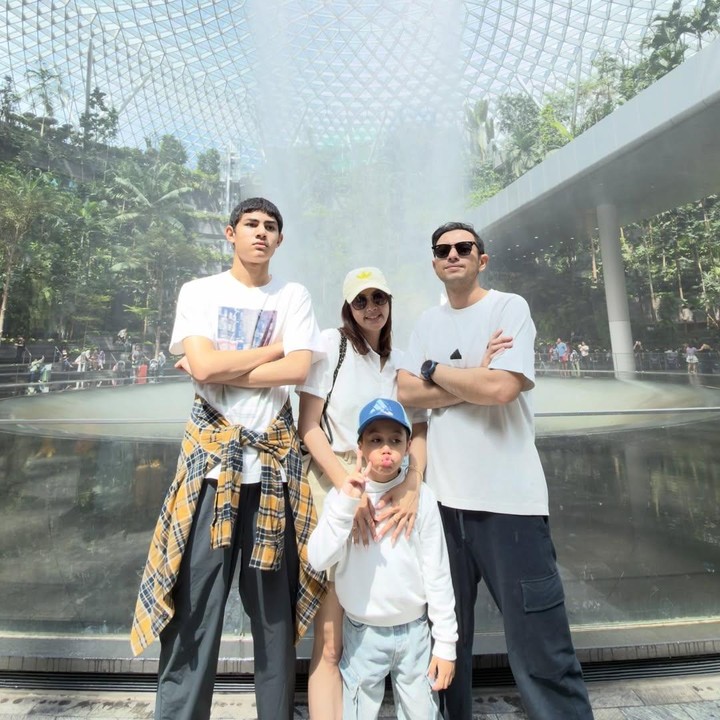 <p>Rifky belum lama ini membagikan potret kebersamaannya dengan Arsen, istri, dan anak bungsunya Kazeem. Dalam potret ini, tinggi Arsen terlihat sudah melebihi ayah dan ibu sambungnya. Beberapa netizen menuliskan komentar tentang fisik Arsen yang tinggi. "Arsen tinggi banget <em>masyaallah</em> ganteng <em>poll</em>," tulis @ku***. "Arsenn tinggi bangetttt," ujar @xa***. (Foto: Instagram @rifkybalweel)</p>