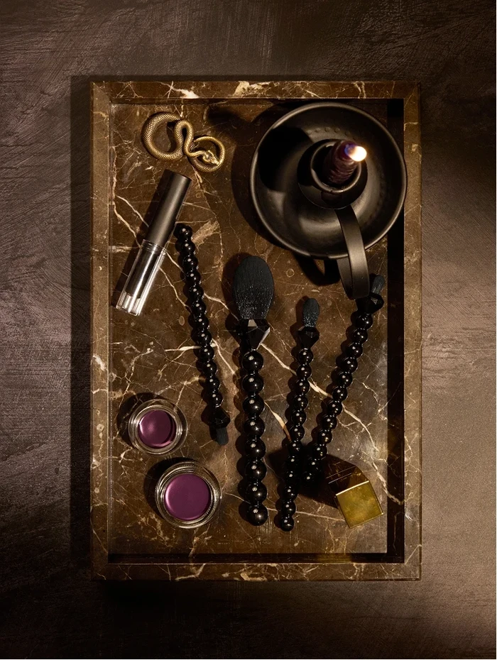 Estetika kecantikan yang diprediksi akan populer di 2026 menurut Pinterest. Mulai dari tampilan gothic, eksentrik, hingga stacking aroma parfum.