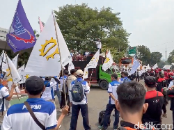 Video Buruh Demo di MA, Protes Kriminalisasi Berujung PHK oleh PT YMMA